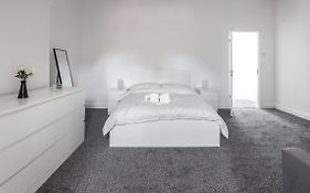 Spacious 4 Bed House In Birmingham, Suitable For Contractors